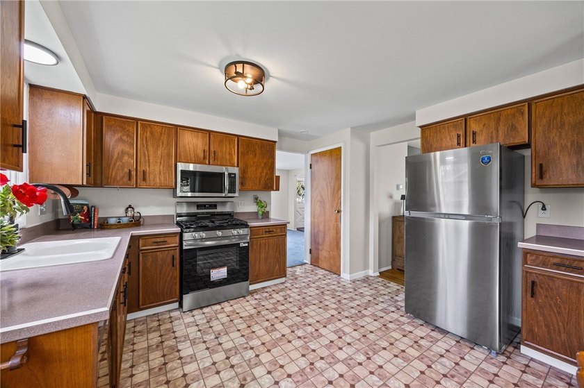 Welcome to 24 Sunbridge Drive! Lovingly maintained by its - photo 10