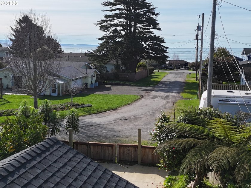 Great opportunity to purchase a duplex on a large lot with - photo 4