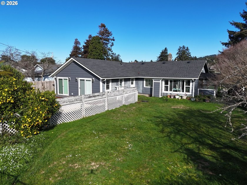 Great opportunity to purchase a duplex on a large lot with - photo 5
