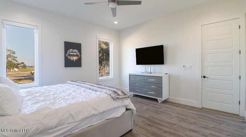 Being sold fully furnished!! Effortless Beachside Living in - photo 21