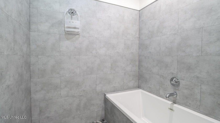 Being sold fully furnished!! Effortless Beachside Living in - photo 24