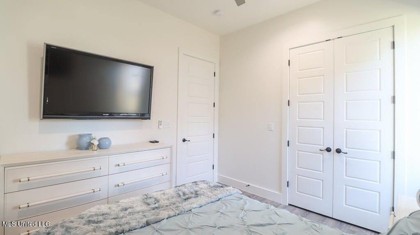Being sold fully furnished!! Effortless Beachside Living in - photo 30