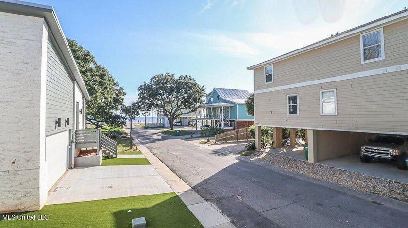 Being sold fully furnished!! Effortless Beachside Living in - photo 33
