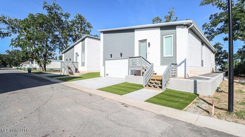 Being sold fully furnished!! Effortless Beachside Living in - photo 34