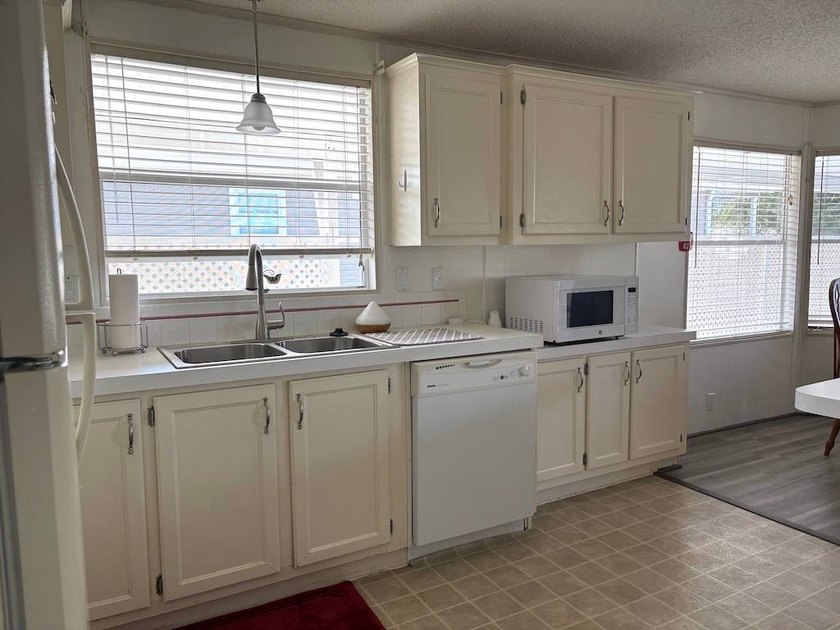 THIS IS ONE YOU DON'T WANT TO MISS!! BEAUTIFULLY UPDATED HOME - photo 10