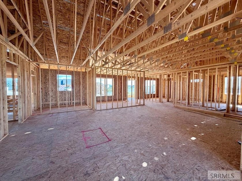 Beautiful spacious custom one-level home featuring 2,580 sq ft - photo 4