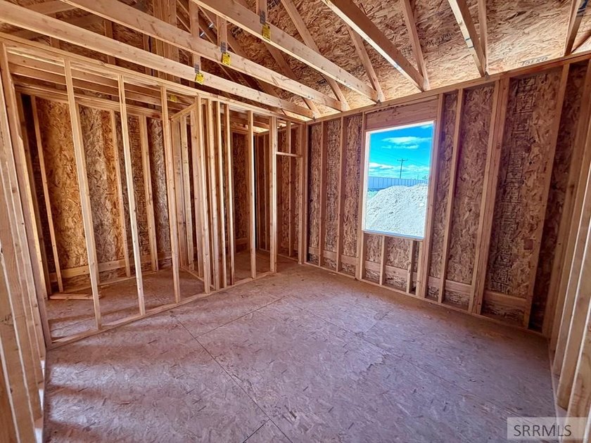 Beautiful spacious custom one-level home featuring 2,580 sq ft - photo 6