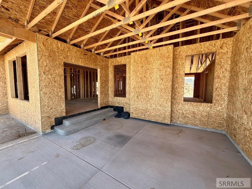 Beautiful spacious custom one-level home featuring 2,580 sq ft - photo 10