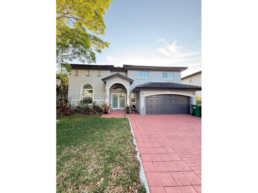 Beautiful 4-bedroom, 3.5-bathroom two-story home located in a - photo 3