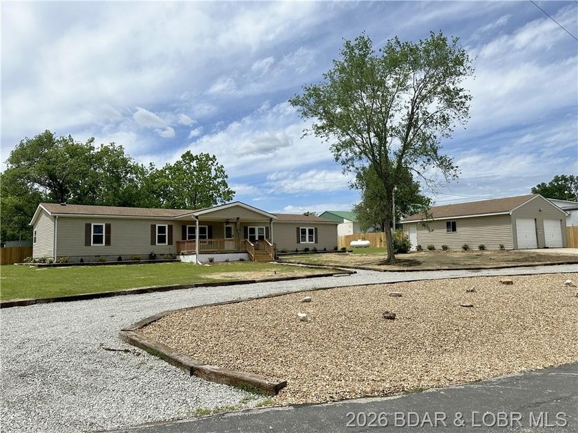 Welcome home to this beautifully remodeled 3-bed, 2-bath home in - photo 2