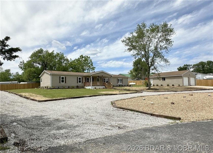 Welcome home to this beautifully remodeled 3-bed, 2-bath home in - photo 3