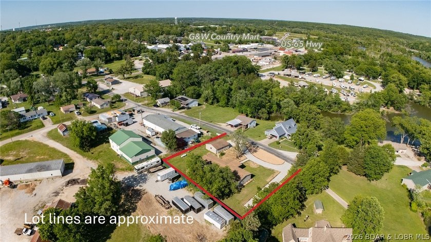 Welcome home to this beautifully remodeled 3-bed, 2-bath home in - photo 4