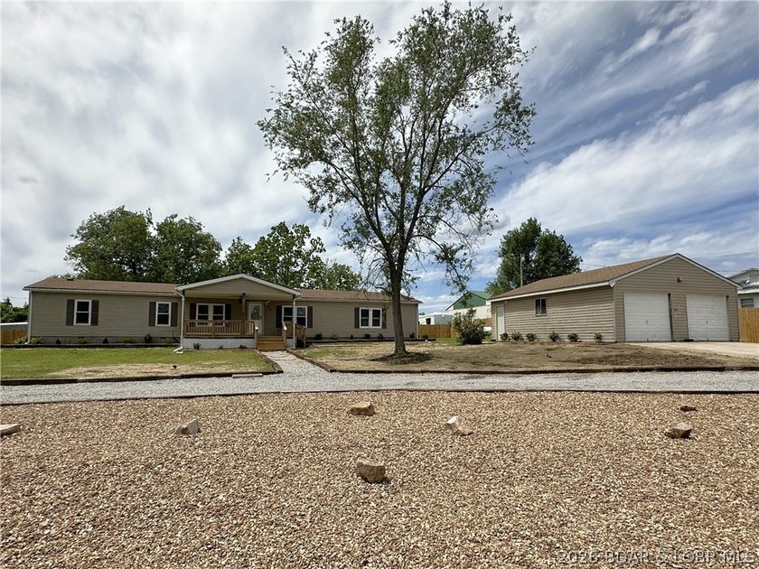 Welcome home to this beautifully remodeled 3-bed, 2-bath home in - photo 5
