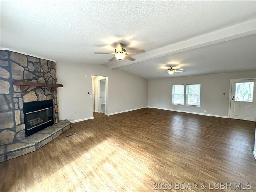 Welcome home to this beautifully remodeled 3-bed, 2-bath home in - photo 6