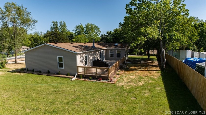 Welcome home to this beautifully remodeled 3-bed, 2-bath home in - photo 8