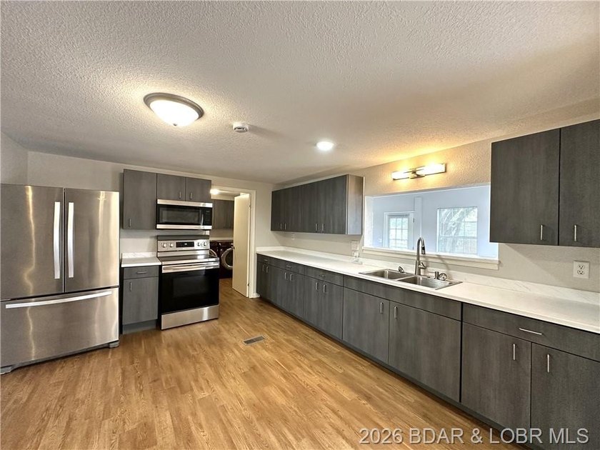 Welcome home to this beautifully remodeled 3-bed, 2-bath home in - photo 10