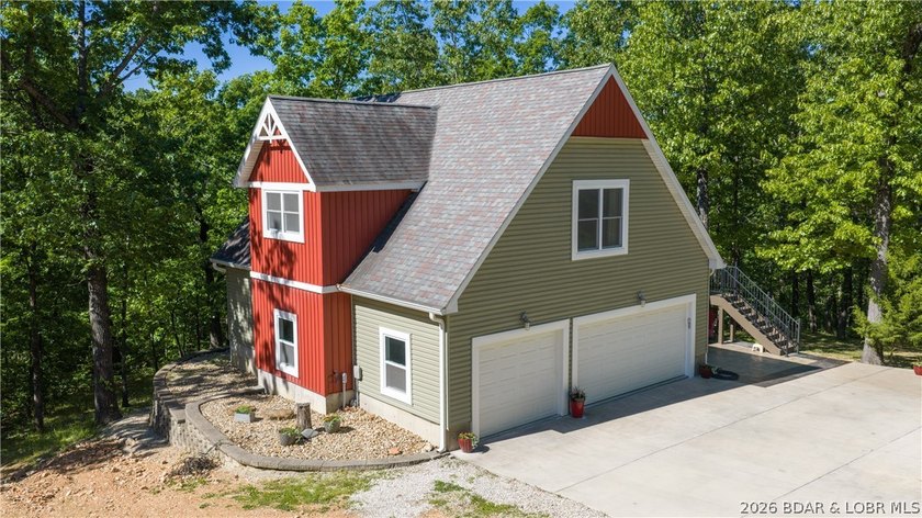 Rare opportunity to own a highly versatile and private 5.5 acre - photo 2