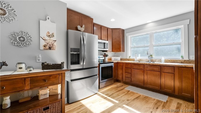 Rare opportunity to own a highly versatile and private 5.5 acre - photo 6