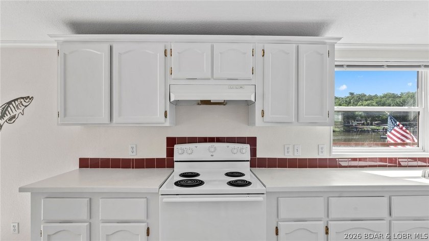 Experience the best of Lake of the Ozarks living in this - photo 9