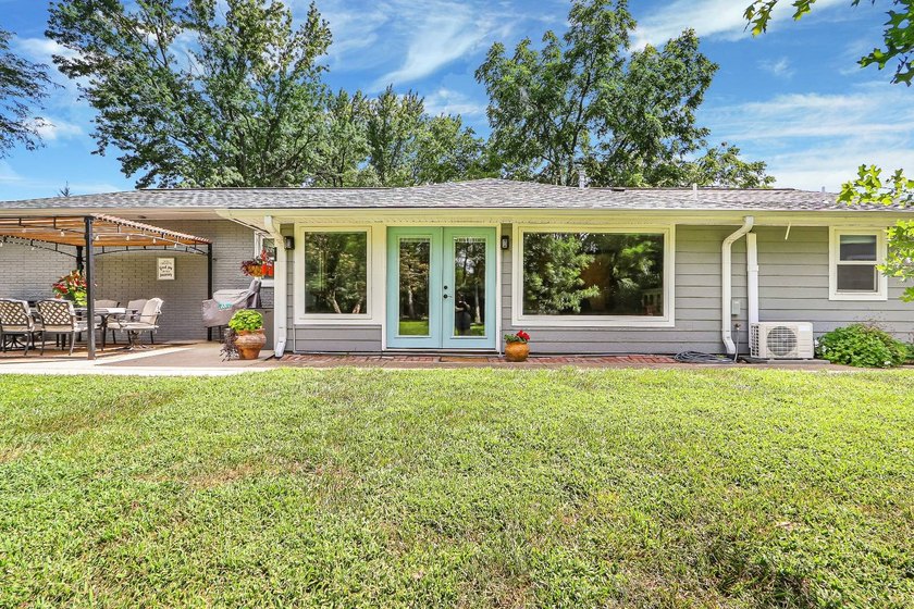 Turnkey lake home with lots to love! Find an updated three - photo 2