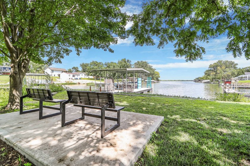 Turnkey lake home with lots to love! Find an updated three - photo 3