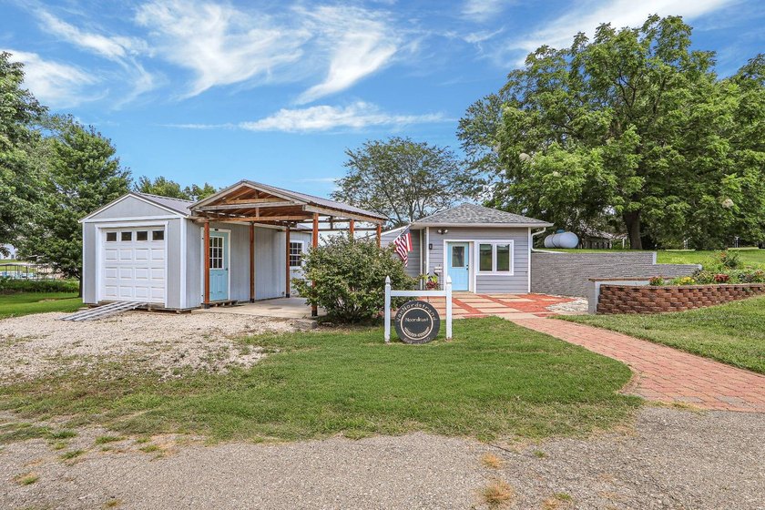 Turnkey lake home with lots to love! Find an updated three - photo 4