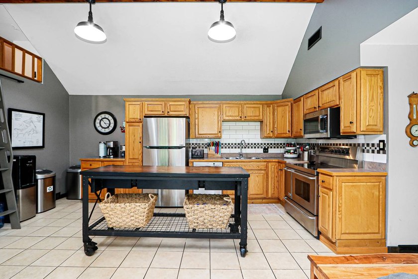 Turnkey lake home with lots to love! Find an updated three - photo 8