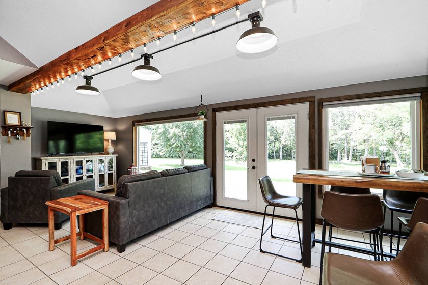 Turnkey lake home with lots to love! Find an updated three - photo 10