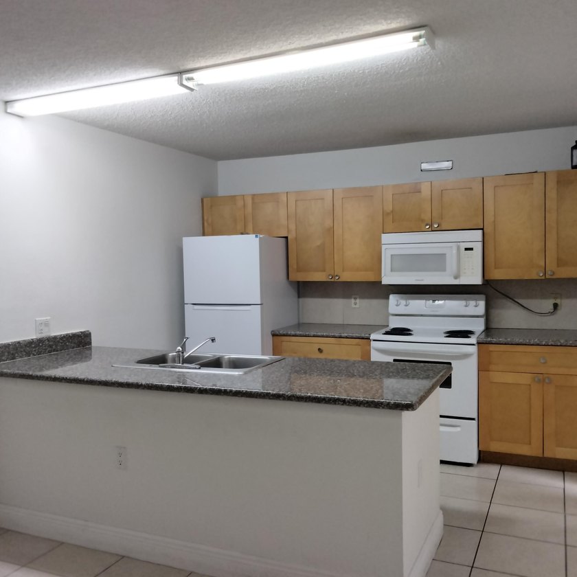 BEAUTIFUL 2BR/2.5BTH TOWNHOUSE W/ DIRECT LAKE VIEW. FULLY - photo 11