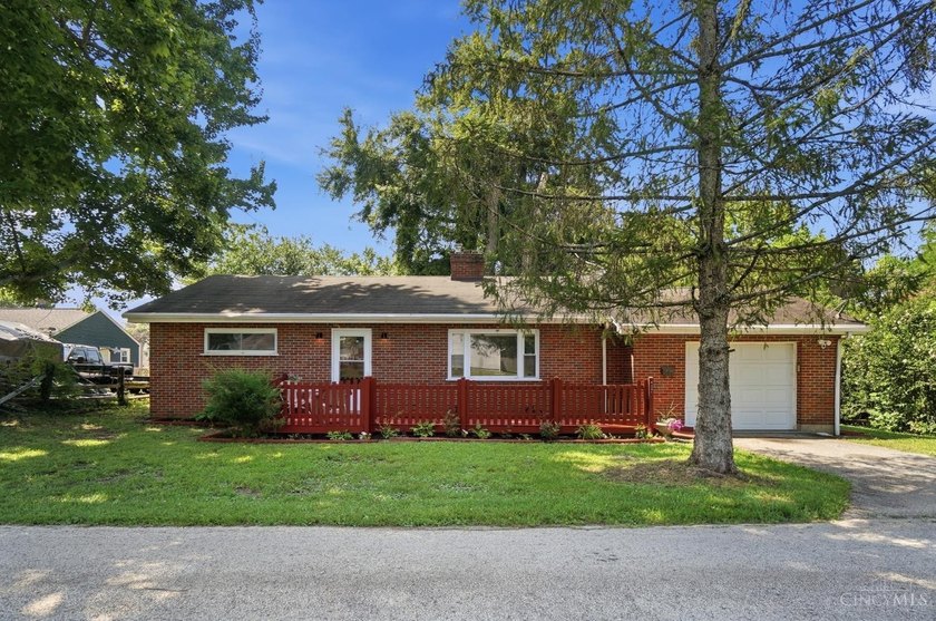 Welcome home to 417 Davis Ln. This well maintained brick ranch - photo 3