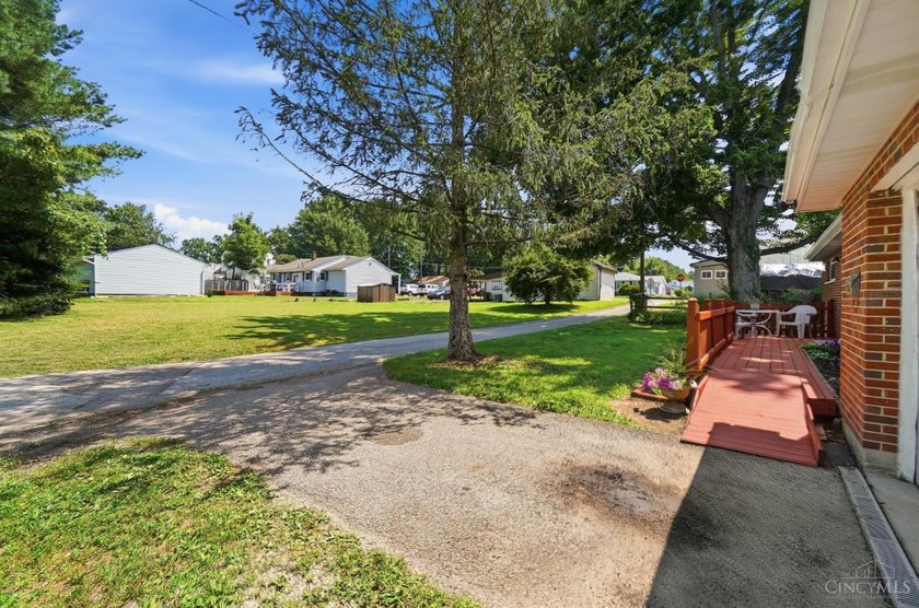 Welcome home to 417 Davis Ln. This well maintained brick ranch - photo 5