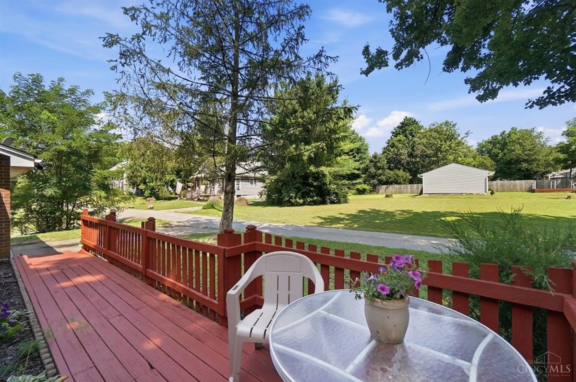 Welcome home to 417 Davis Ln. This well maintained brick ranch - photo 7