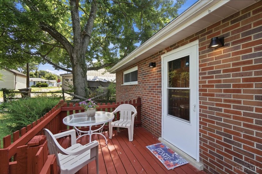 Welcome home to 417 Davis Ln. This well maintained brick ranch - photo 8