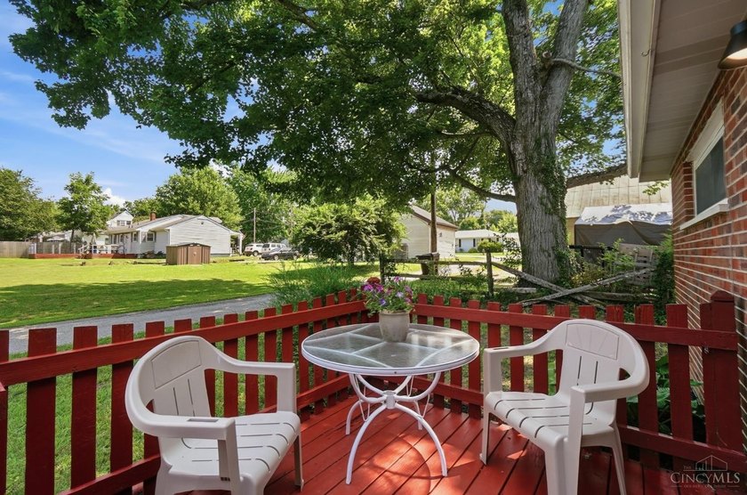 Welcome home to 417 Davis Ln. This well maintained brick ranch - photo 9