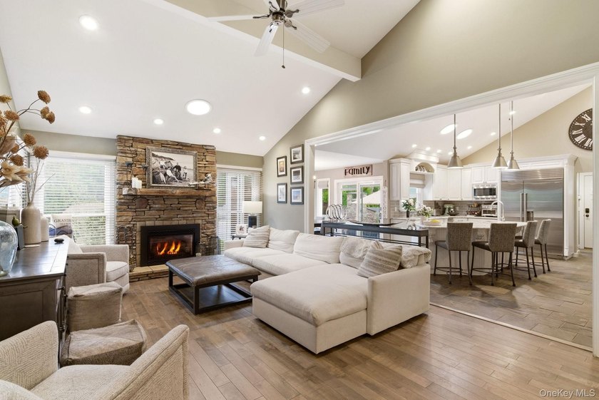 Welcome to this exceptional luxury residence in East Setauket - photo 10