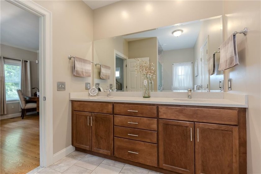 Immaculate and turnkey, this exceptional condominium offers - photo 18