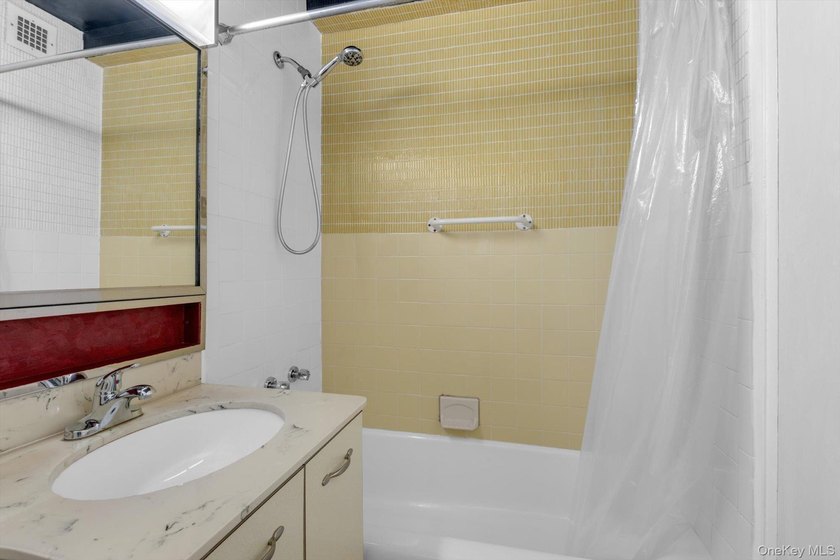 Welcome to this spacious one bedroom apartment offering comfort - photo 11