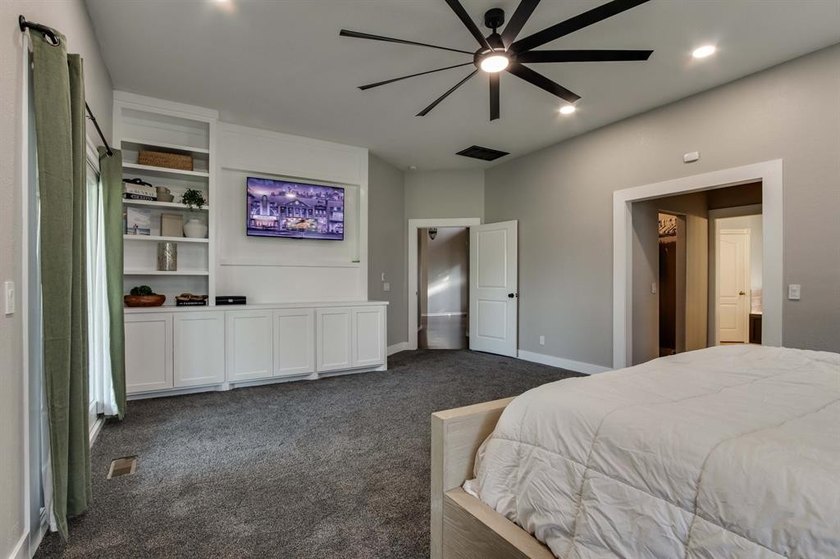 Set on nearly an acre (MOL) in Northwood Lake Estates, this - photo 21