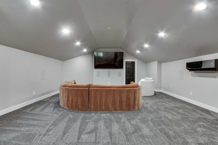 Set on nearly an acre (MOL) in Northwood Lake Estates, this - photo 28