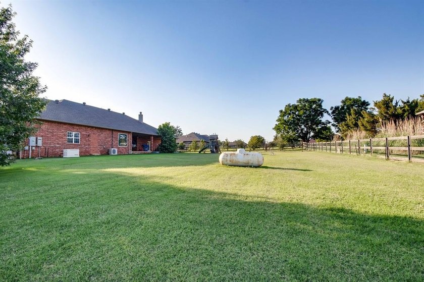 Set on nearly an acre (MOL) in Northwood Lake Estates, this - photo 31