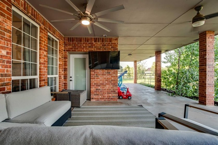 Set on nearly an acre (MOL) in Northwood Lake Estates, this - photo 32