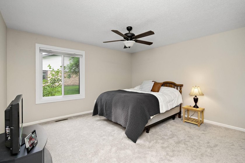 Welcome to this beautifully updated Kingswood model in desirable - photo 11