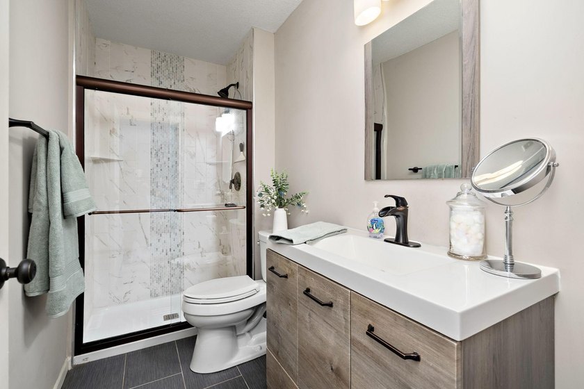 Welcome to this beautifully updated Kingswood model in desirable - photo 13