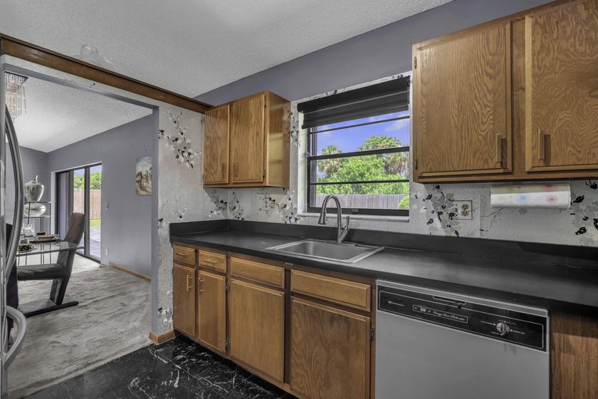 Welcome to this charming 3/2 single-family home in the heart of - photo 17