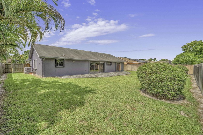 Welcome to this charming 3/2 single-family home in the heart of - photo 31
