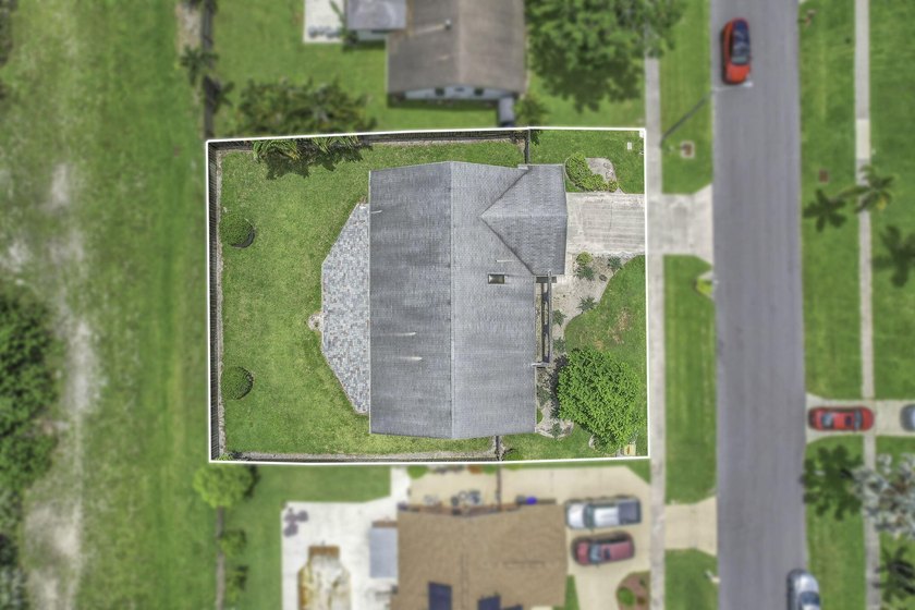Welcome to this charming 3/2 single-family home in the heart of - photo 33