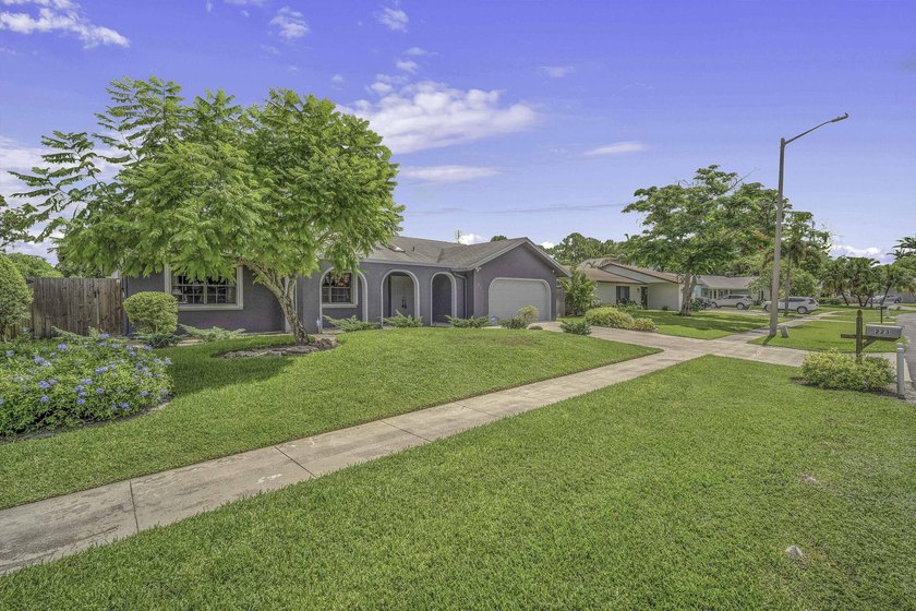 Welcome to this charming 3/2 single-family home in the heart of - photo 37