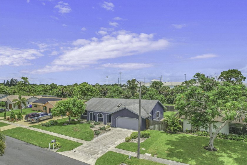 Welcome to this charming 3/2 single-family home in the heart of - photo 38