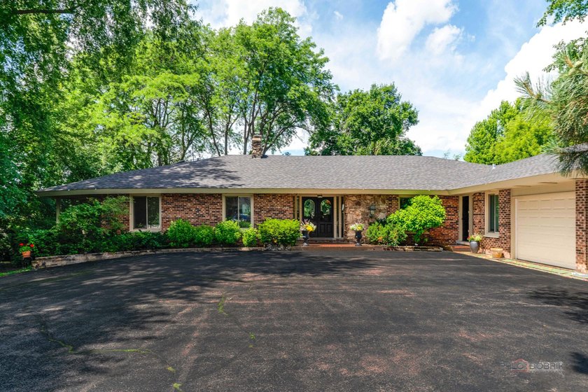 Welcome to this exceptional 5-bedroom, 4.1-bath ranch home - photo 2