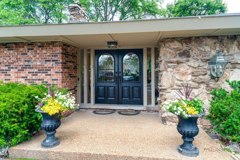 Welcome to this exceptional 5-bedroom, 4.1-bath ranch home - photo 3